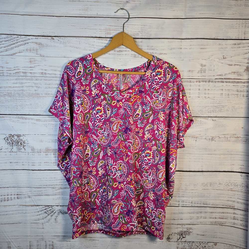 Dear Scarlett‎ Paisley Print Top NWOT Size Medium Pink Short Sleeve Blouse